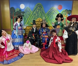 みかん、韓国でチマチョゴリ姿＆仲間との“華麗なる一族”旅