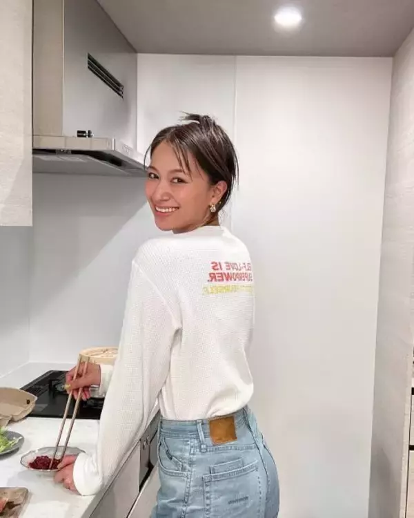 高橋ユウのキッチンスマイル。ユッケを和えるだけで絵になる奇跡の一瞬