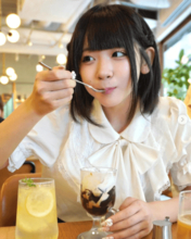 カフェデート気分が味わえる？黒髪ボブアイドルの喫茶店ショットに思わずキュン！