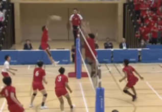 相手コートに突き刺さる渾身の一撃　高校バレーで生まれた"迫力のアタック"