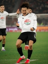 日本代表MF、“味方も頭を抱える”圧巻ミドル弾