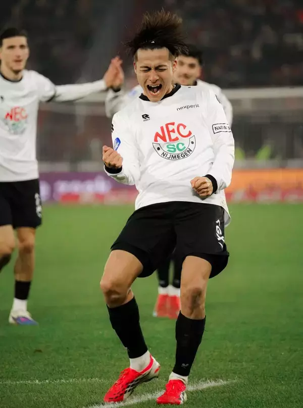 日本代表MF、“味方も頭を抱える”圧巻ミドル弾