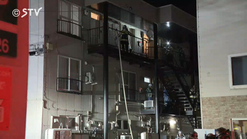 「炎と煙が見える」 3階建てマンションで火事　火元の部屋から70代女性救出 意識あり　札幌市東区