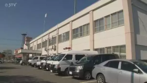 【速報】「店舗に車が突っ込み、けが人がいる」100円ショップに車突っ込む　北海道網走市