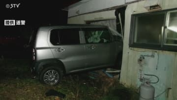 前方部分がすっぽり…「踏み間違えてしまった」70代男性の軽乗用車が住宅に衝突　北海道室蘭市