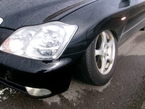 普通乗用車の左前輪が脱落 70代男性走行中に異音に気付き停車 ナット全て外れる 緩みが原因か