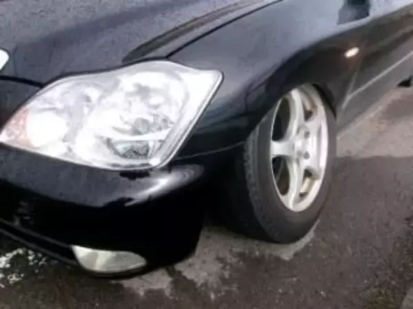 普通乗用車の左前輪が脱落 70代男性走行中に異音に気付き停車 ナット全て外れる 緩みが原因か