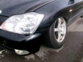 普通乗用車の左前輪が脱落 70代男性走行中に異音に気付き停車 ナット全て外れる 緩みが原因か