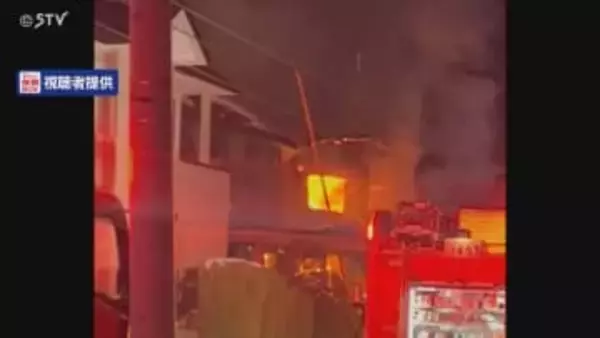 「住宅の2階から炎と煙」住宅が燃える火事　消防車など15台出動…住人は外出中　北海道函館市