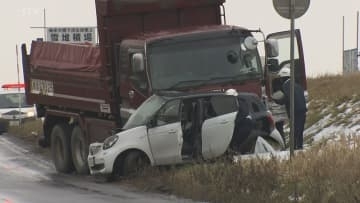 「人が挟まれている」ダンプカーと乗用車が衝突…男性が重体　スリップの可能性も　札幌市東区