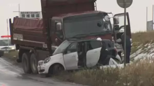 「人が挟まれている」ダンプカーと乗用車が衝突…男性が重体　スリップの可能性も　札幌市東区