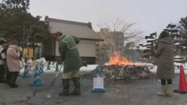 しめ飾り投げ入れようとして火に倒れ込む…　無病息災を願う「どんど焼き」で参拝客やけど　函館市