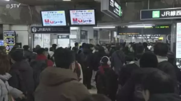 交通乱れ空港への移動も混乱「タクシーでここまで来た」物流にも遅れ…トラックの雪おろしから　北海道