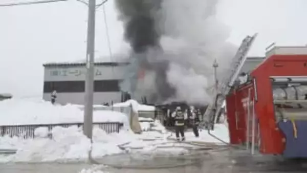 雪で埋まった「猫の通り道」をバーナーでとかそうと…倉庫が火事 隣の建物にも延焼 北海道