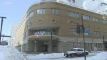 就寝中の20代女性に性的暴行　男が窓ガラス割りアパートに侵入　面識なしか　警察が行方追う