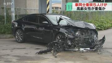 フロント部分が壊れた乗用車…軽乗用車と衝突し5人けが　現場は信号機のある交差点　北海道函館市