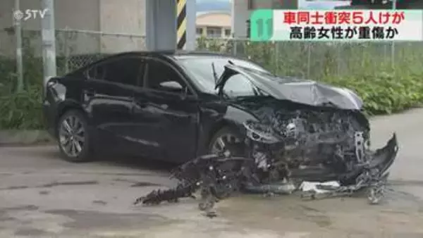 フロント部分が壊れた乗用車…軽乗用車と衝突し5人けが　現場は信号機のある交差点　北海道函館市