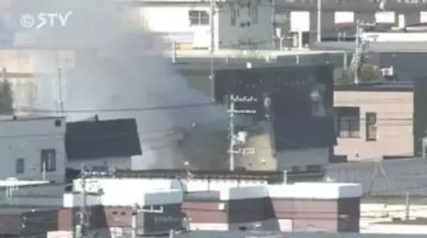 【速報】激しい煙「物置が燃えている」と複数の通報 隣接する住宅にも延焼中 北海道・旭川市