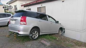 「アクセルとブレーキを踏み間違えた」 70代男性運転の乗用車が住宅の壁に衝突 北海道室蘭市