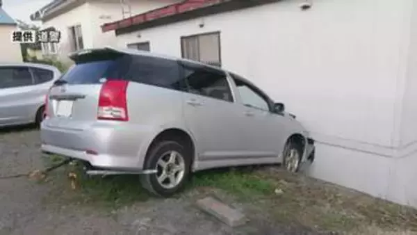 「アクセルとブレーキを踏み間違えた」 70代男性運転の乗用車が住宅の壁に衝突 北海道室蘭市