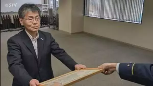 大雪でスタックした車のそばで突然倒れた男性…必死の心臓マッサージで生還　救助の男性を表彰　釧路市