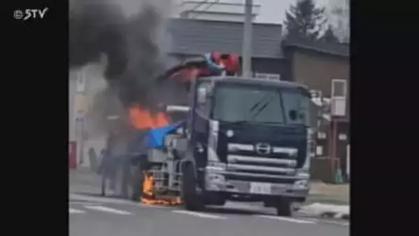 雪で消火を試みる人も…トラックの荷台が燃える火事　約20分後に鎮火　北海道士別市の国道