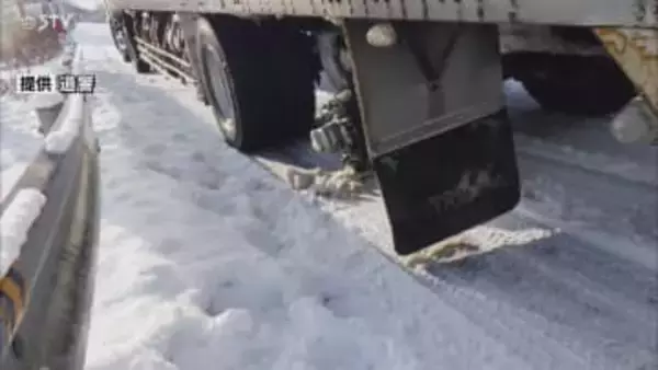 大型トレーラーのタイヤ脱落 会社の外壁損壊 運転手は気付かず走行続ける 北海道長万部町