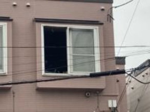 札幌市東区のアパートで火事　80代男性を搬送　「自動火災報知設備が鳴り焦げ臭い」と消防通報