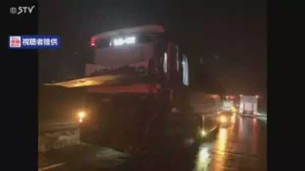 【続報】対向車線走行の都市間バス後方とトラック側面が衝突 ブラックアイスバーンでスリップか