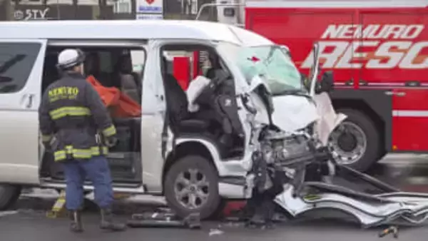 ワゴン車とタンクローリーが衝突する事故 運転手2人搬送 現場は信号機のある交差点 北海道根室市