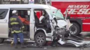 ワゴン車とタンクローリーが衝突する事故 運転手2人搬送 現場は信号機のある交差点 北海道根室市