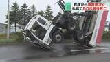 「前傾姿勢で止まるダンプカー　札幌・小樽で事故が相次ぐ…９０代男性が乗用車にはねられ死亡　北海道」の画像1