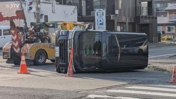 交差点内で車が横転　路線バスとライトバンの事故　バスの乗客乗員15人けがなし　北海道千歳市