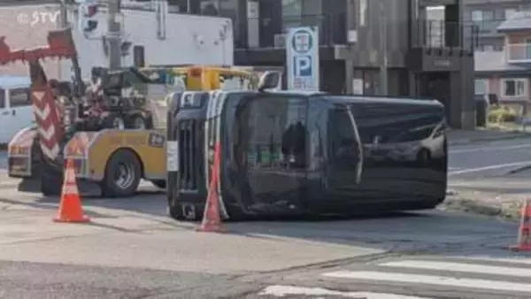 交差点内で車が横転　路線バスとライトバンの事故　バスの乗客乗員15人けがなし　北海道千歳市