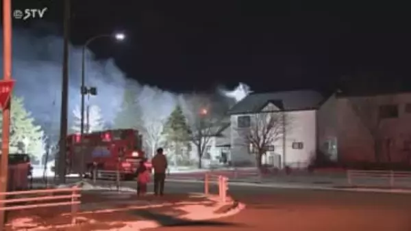 住宅2階から激しい炎…家族3人が病院に搬送 北海道苫小牧市