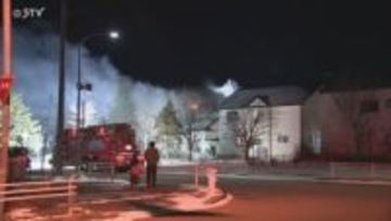 住宅2階から激しい炎…家族3人が病院に搬送 北海道苫小牧市