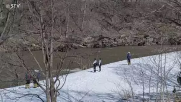 ラフティング中に発見「死体のようなものを…」男性の遺体が川岸に…事件事故両面で捜査　石狩川