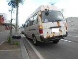 「ワゴン車のタイヤ外れ 住宅の柵に衝突 けが人なし 札幌市西区」の画像1