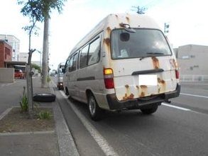 ワゴン車のタイヤ外れ 住宅の柵に衝突 けが人なし 札幌市西区