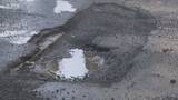 「運転手「どーんとはねる」 今年は路面に穴できやすい？　アスファルトの“ポットホール”に注意」の画像1
