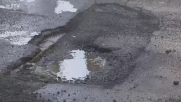 運転手「どーんとはねる」 今年は路面に穴できやすい？　アスファルトの“ポットホール”に注意