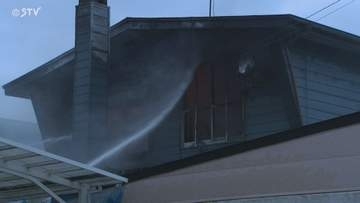 【速報】1人死亡 1人意識不明 函館市で住宅火災「建物から炎が吹き出ている」 北海道
