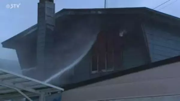 【速報】1人死亡 1人意識不明 函館市で住宅火災「建物から炎が吹き出ている」 北海道