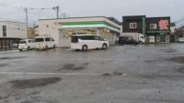 コンビニエンスストアの駐車場で女性が車にはねられる　車は逃走　ひき逃げか　北海道千歳市