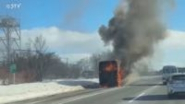 【動画】高速道路で大型バスが炎上中　千歳東ICー千歳恵庭JCT間　道東道や道央道で通行止め