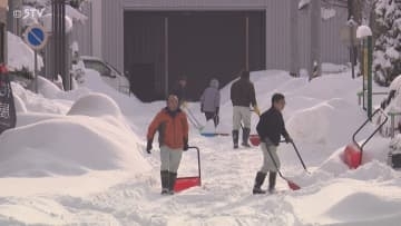 一夜のうちに降雪２０センチ「いつまで…気が遠くなる」朝から雪かき…道央で大雪の恐れ　札幌市