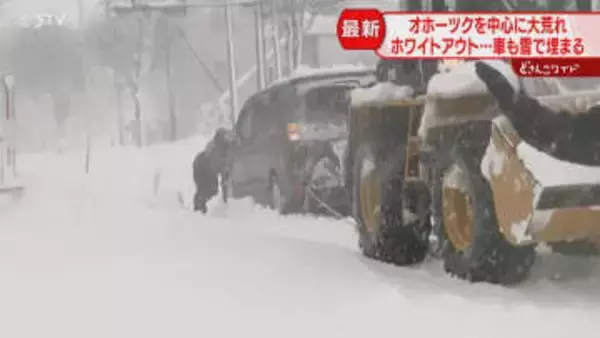 「吹きだまりが背丈くらい」道路には雪に埋もれた車　12時間ぶりの停電復旧に“涙”する人も　北海道