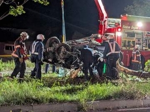 中央分離帯の街路樹なぎ倒し車が横転事故 2人死亡 北海道苫小牧市