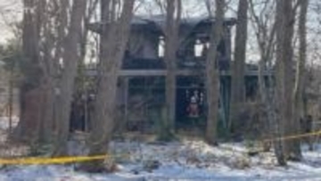 2階建て住宅が燃える火事 けが人の情報なし 苫小牧市