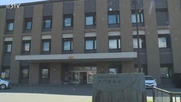 80代女性が運転する車が外壁に衝突　Uターンしようとしてアクセルとブレーキ踏み間違えたか　室蘭市